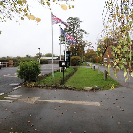 Trivelles Waterhall Country Gatwick Hotel & Airport Parking Crawley  Eksteriør billede