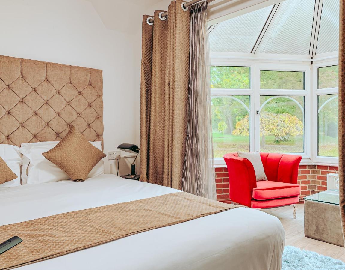 Trivelles Waterhall Country Gatwick Hotel & Airport Parking Crawley  Eksteriør billede