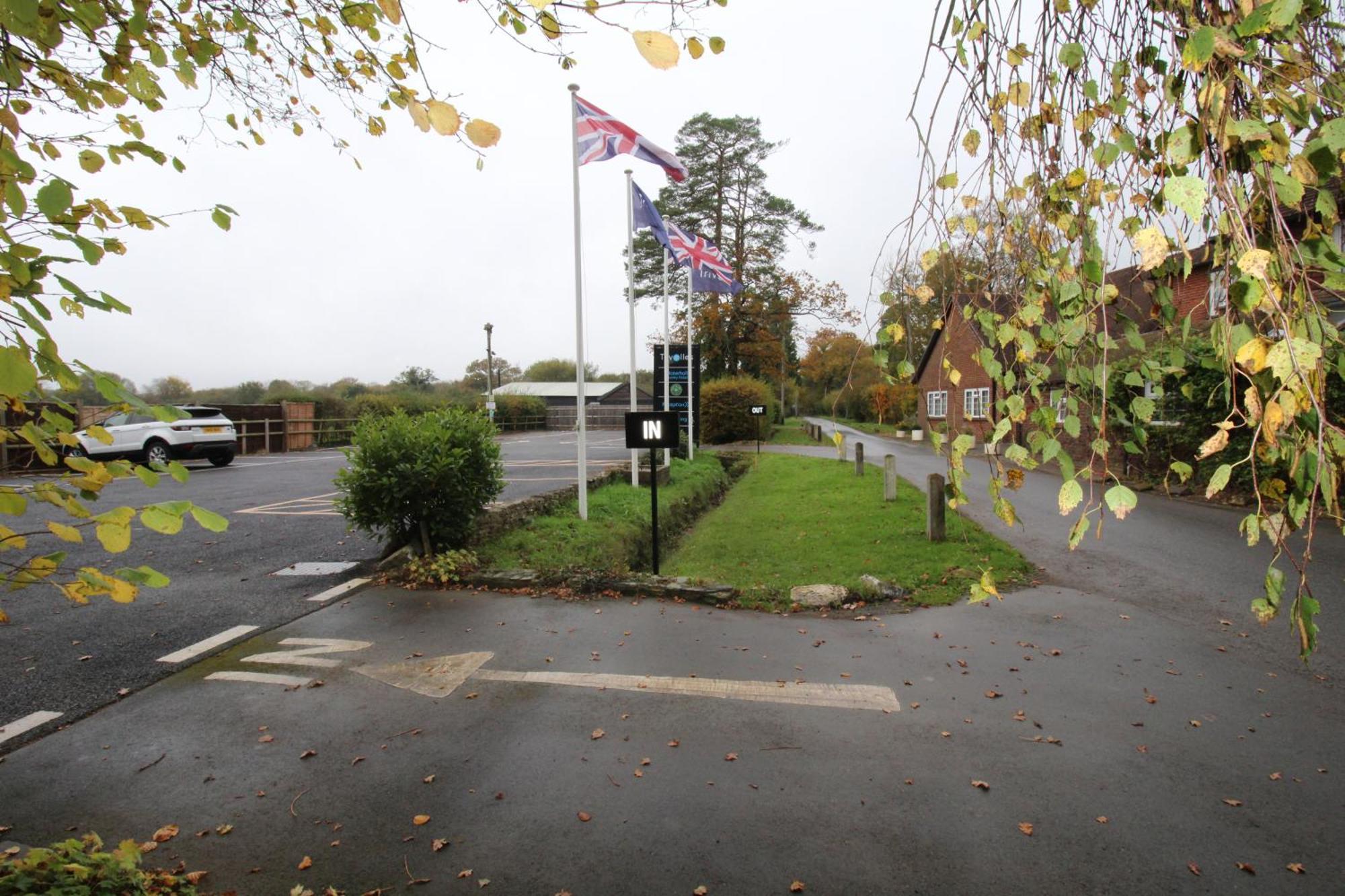 Trivelles Waterhall Country Gatwick Hotel & Airport Parking Crawley  Eksteriør billede
