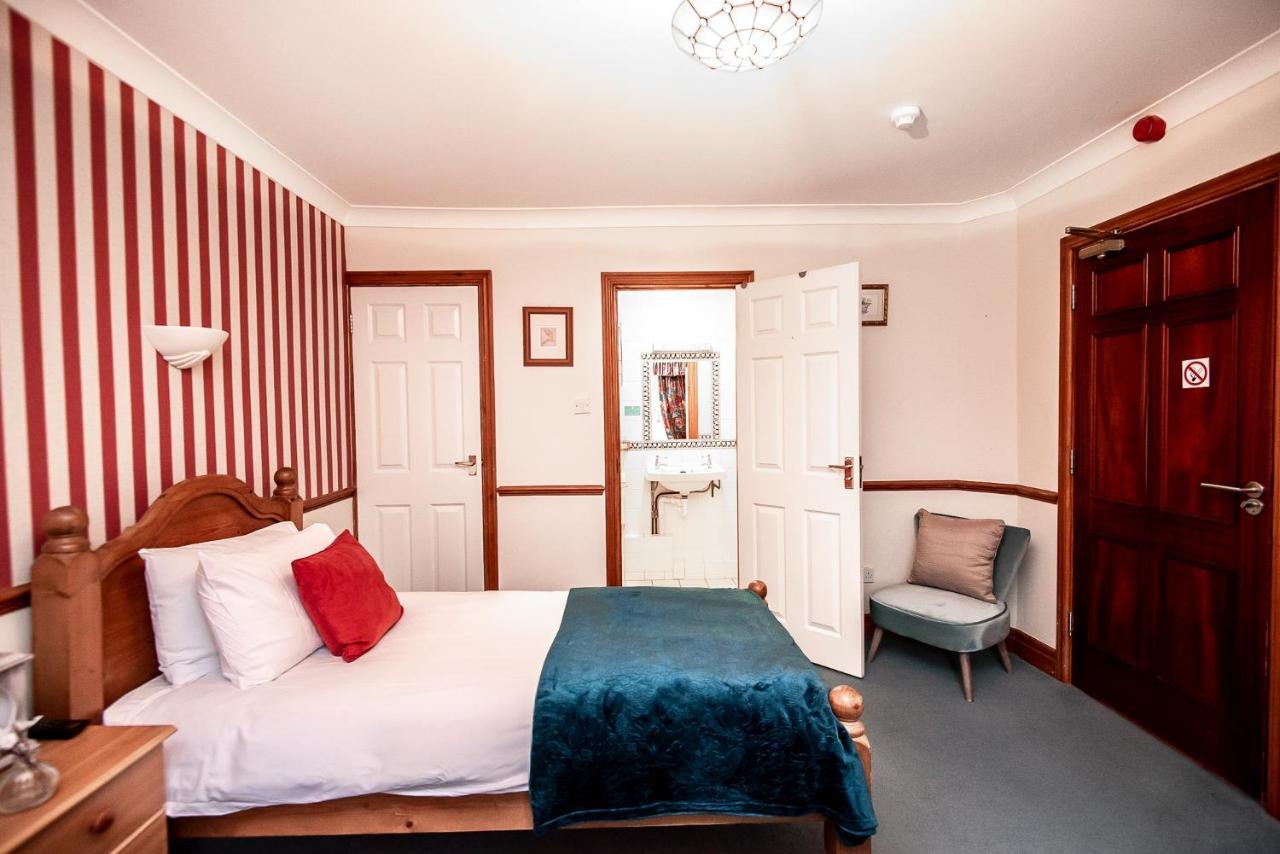Trivelles Waterhall Country Gatwick Hotel & Airport Parking Crawley  Eksteriør billede