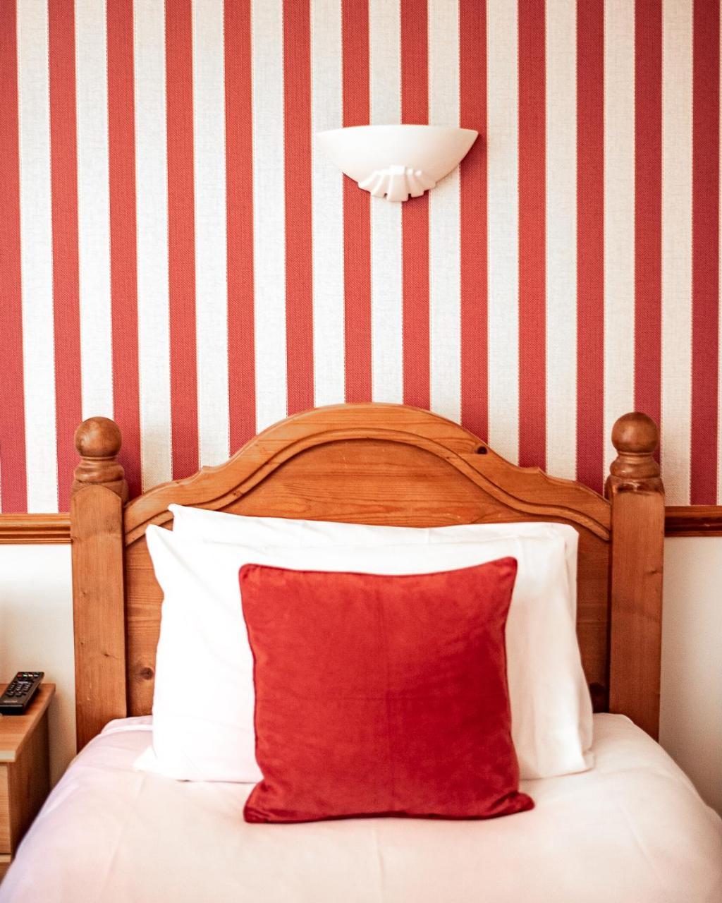 Trivelles Waterhall Country Gatwick Hotel & Airport Parking Crawley  Eksteriør billede