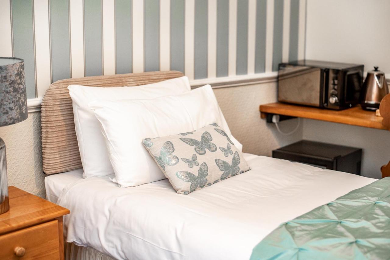 Trivelles Waterhall Country Gatwick Hotel & Airport Parking Crawley  Eksteriør billede