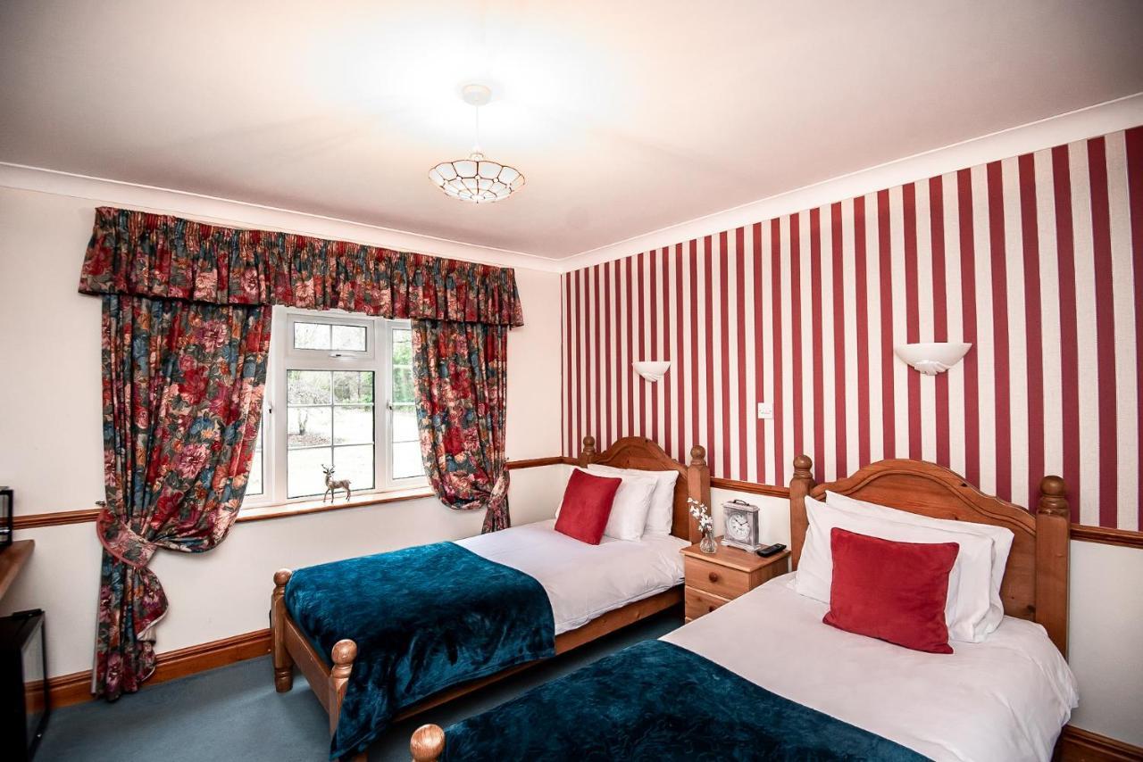 Trivelles Waterhall Country Gatwick Hotel & Airport Parking Crawley  Eksteriør billede
