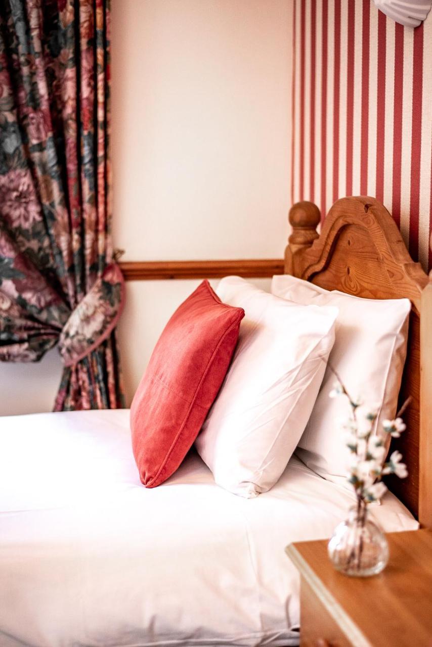Trivelles Waterhall Country Gatwick Hotel & Airport Parking Crawley  Eksteriør billede