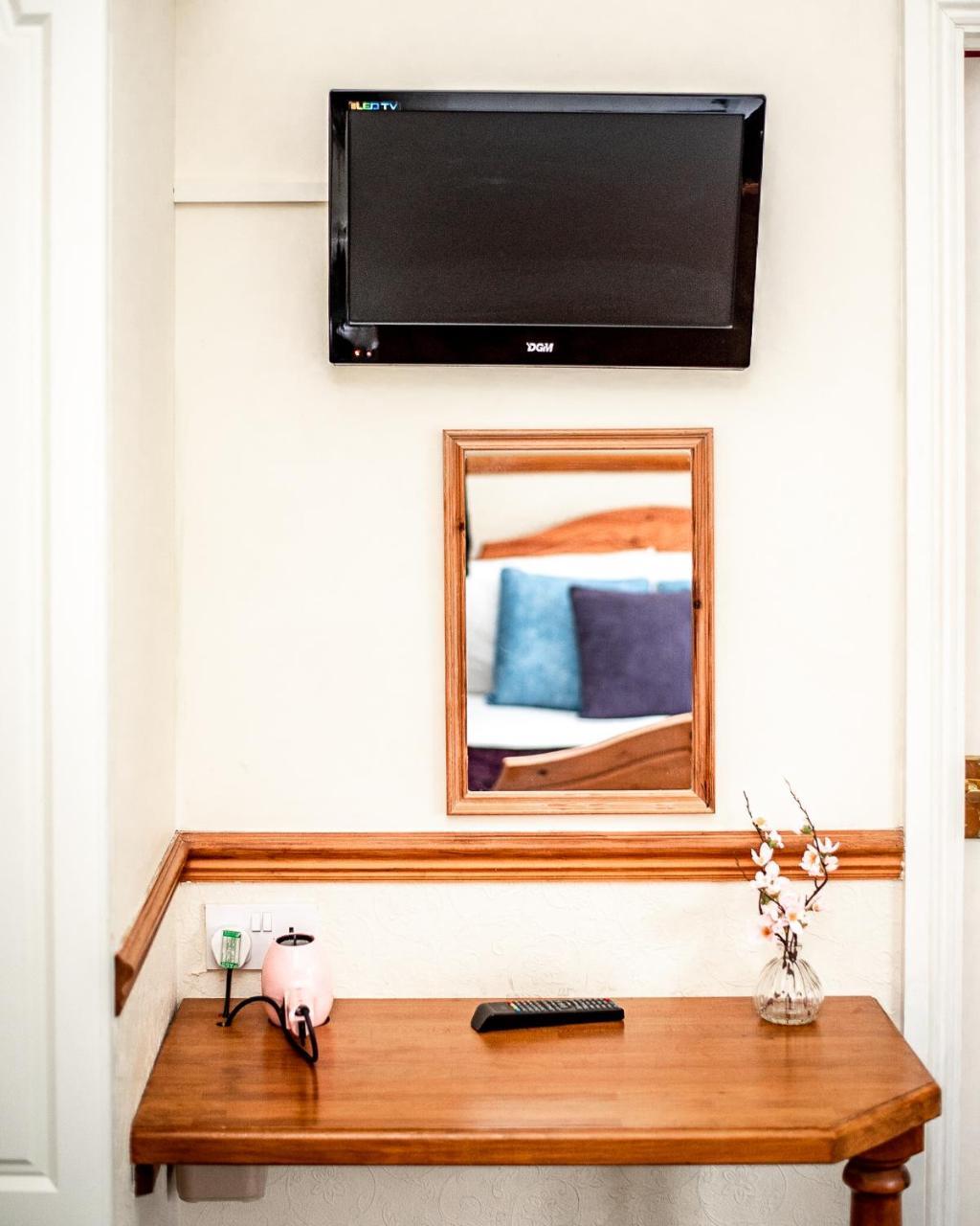 Trivelles Waterhall Country Gatwick Hotel & Airport Parking Crawley  Eksteriør billede