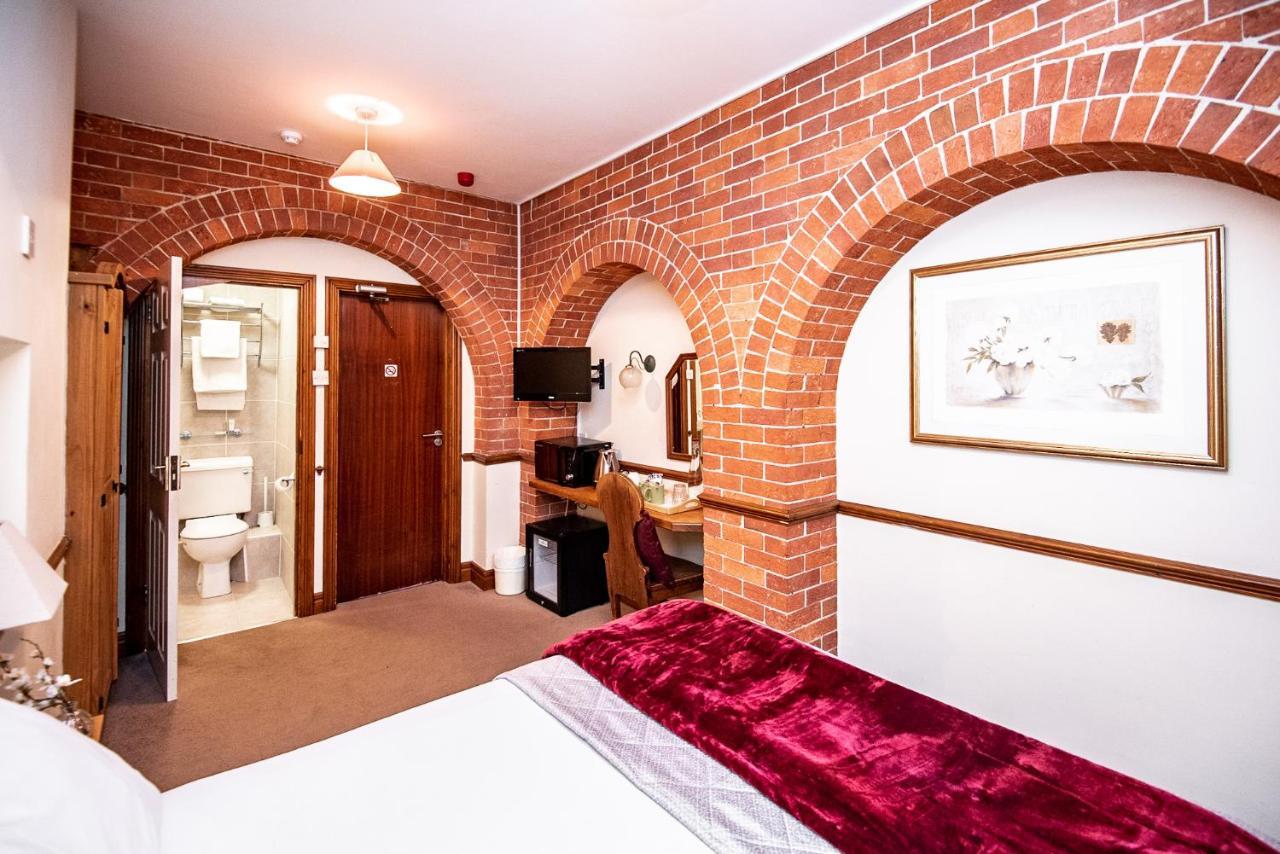 Trivelles Waterhall Country Gatwick Hotel & Airport Parking Crawley  Eksteriør billede