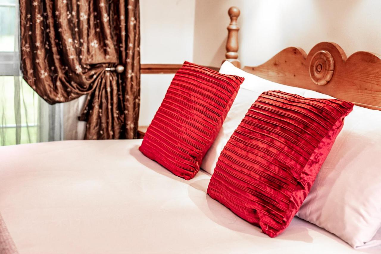 Trivelles Waterhall Country Gatwick Hotel & Airport Parking Crawley  Eksteriør billede