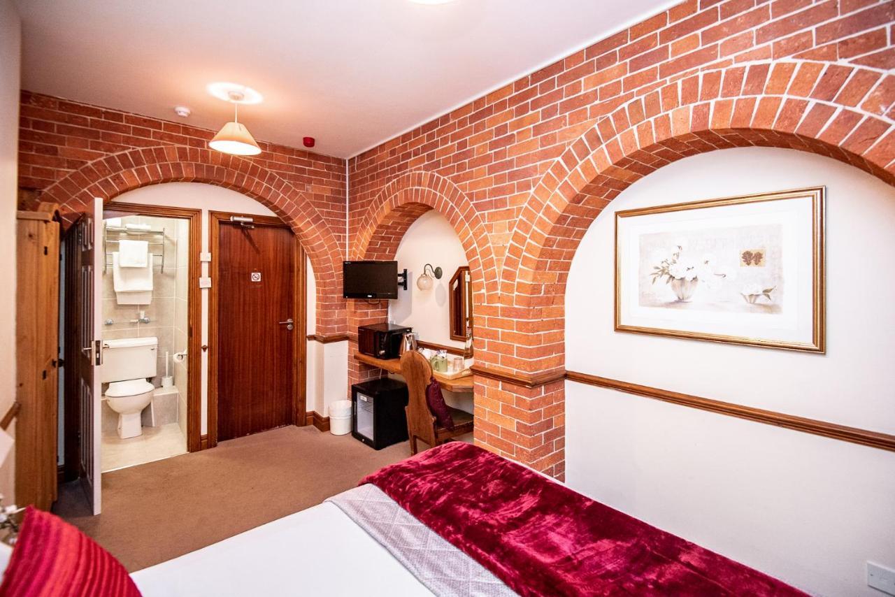 Trivelles Waterhall Country Gatwick Hotel & Airport Parking Crawley  Eksteriør billede