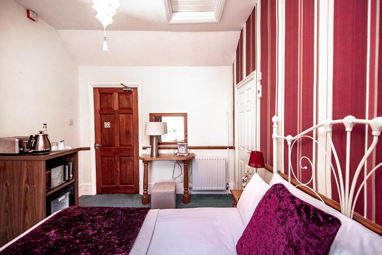 Trivelles Waterhall Country Gatwick Hotel & Airport Parking Crawley  Eksteriør billede
