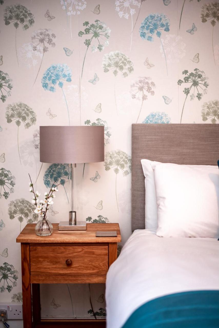 Trivelles Waterhall Country Gatwick Hotel & Airport Parking Crawley  Eksteriør billede