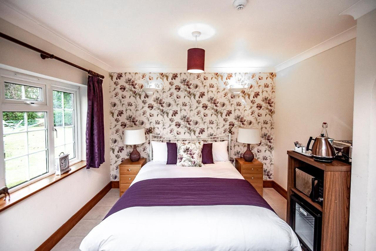 Trivelles Waterhall Country Gatwick Hotel & Airport Parking Crawley  Eksteriør billede