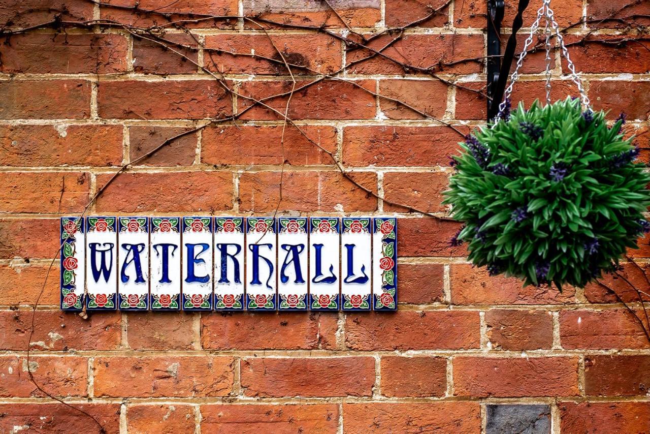 Trivelles Waterhall Country Gatwick Hotel & Airport Parking Crawley  Eksteriør billede