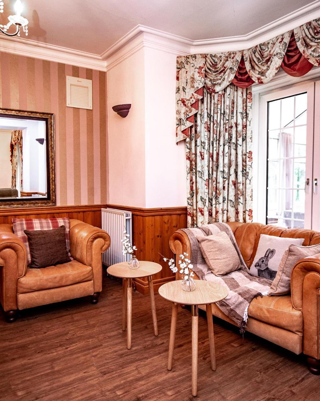 Trivelles Waterhall Country Gatwick Hotel & Airport Parking Crawley  Eksteriør billede