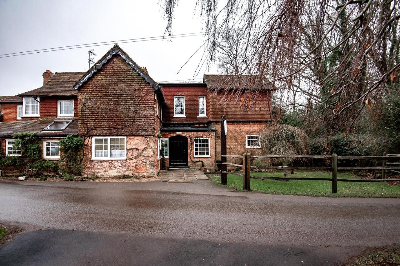 Trivelles Waterhall Country Gatwick Hotel & Airport Parking Crawley  Eksteriør billede