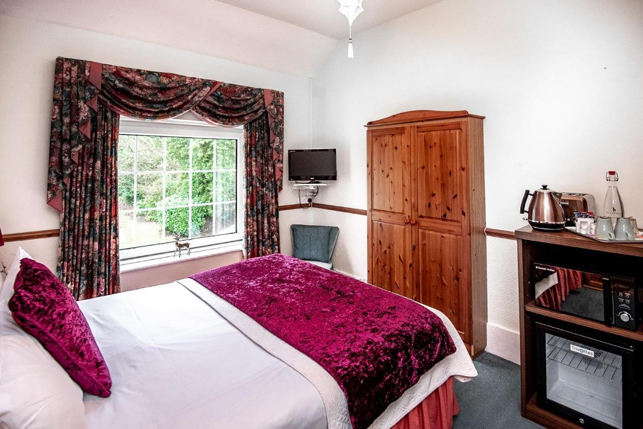 Trivelles Waterhall Country Gatwick Hotel & Airport Parking Crawley  Eksteriør billede