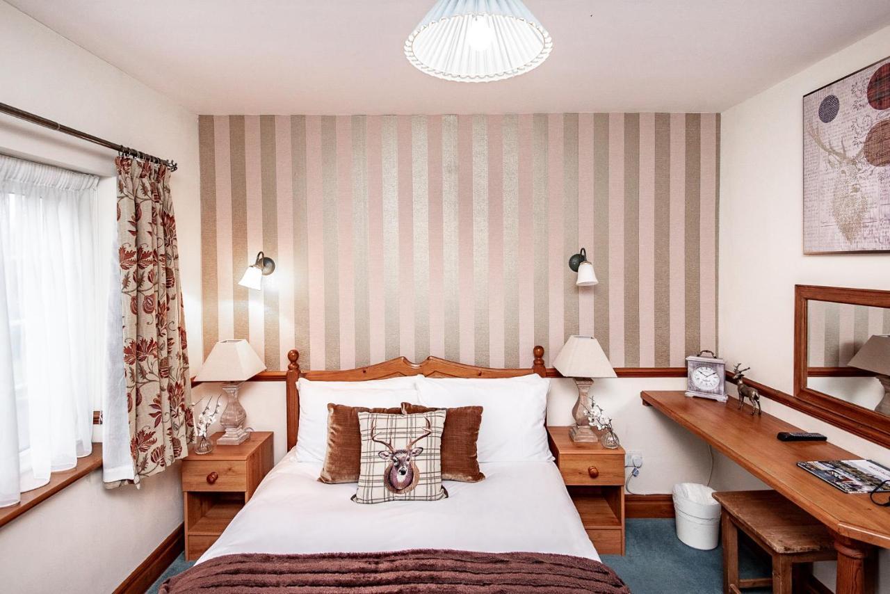 Trivelles Waterhall Country Gatwick Hotel & Airport Parking Crawley  Eksteriør billede