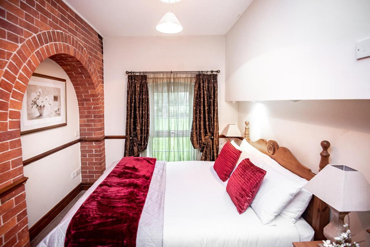 Trivelles Waterhall Country Gatwick Hotel & Airport Parking Crawley  Eksteriør billede