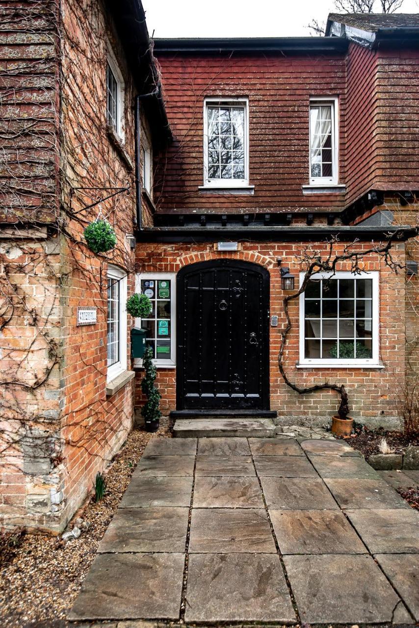 Trivelles Waterhall Country Gatwick Hotel & Airport Parking Crawley  Eksteriør billede