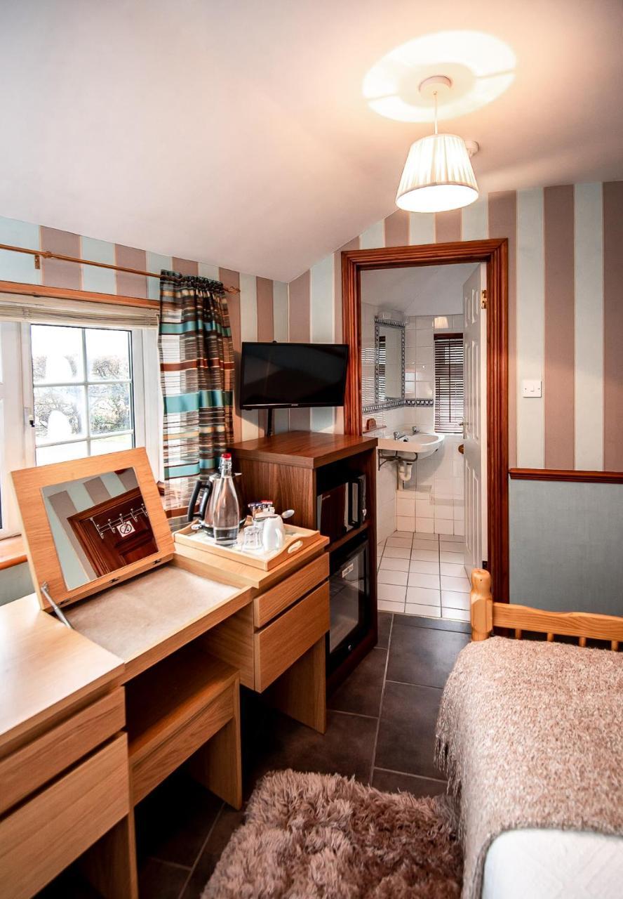 Trivelles Waterhall Country Gatwick Hotel & Airport Parking Crawley  Eksteriør billede