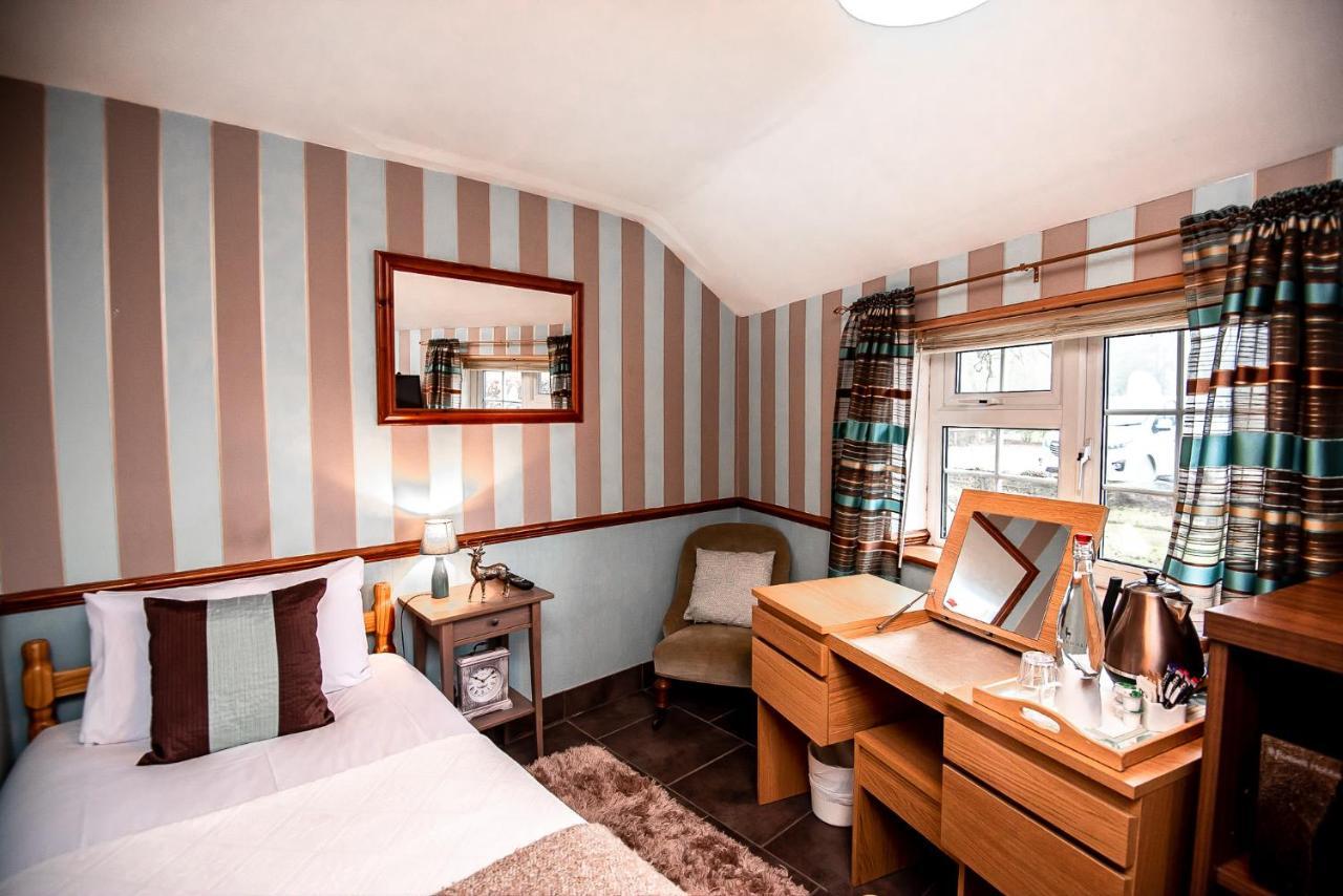 Trivelles Waterhall Country Gatwick Hotel & Airport Parking Crawley  Eksteriør billede
