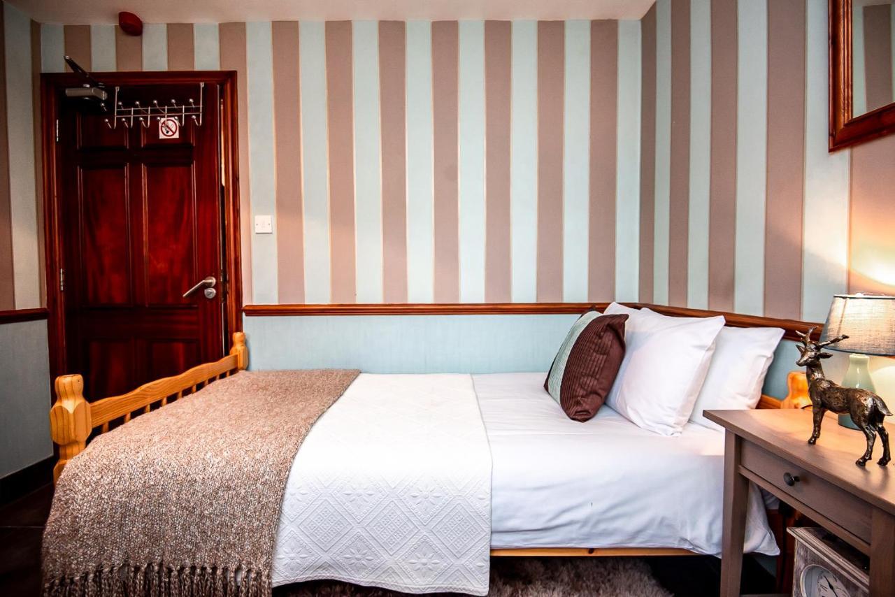 Trivelles Waterhall Country Gatwick Hotel & Airport Parking Crawley  Eksteriør billede
