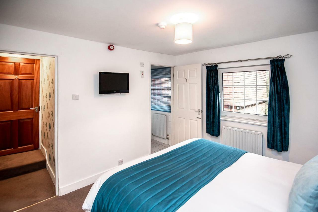 Trivelles Waterhall Country Gatwick Hotel & Airport Parking Crawley  Eksteriør billede