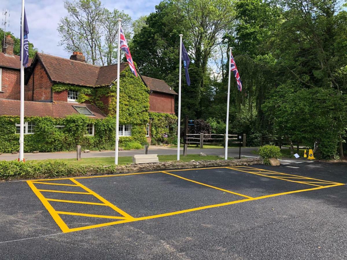 Trivelles Waterhall Country Gatwick Hotel & Airport Parking Crawley  Eksteriør billede