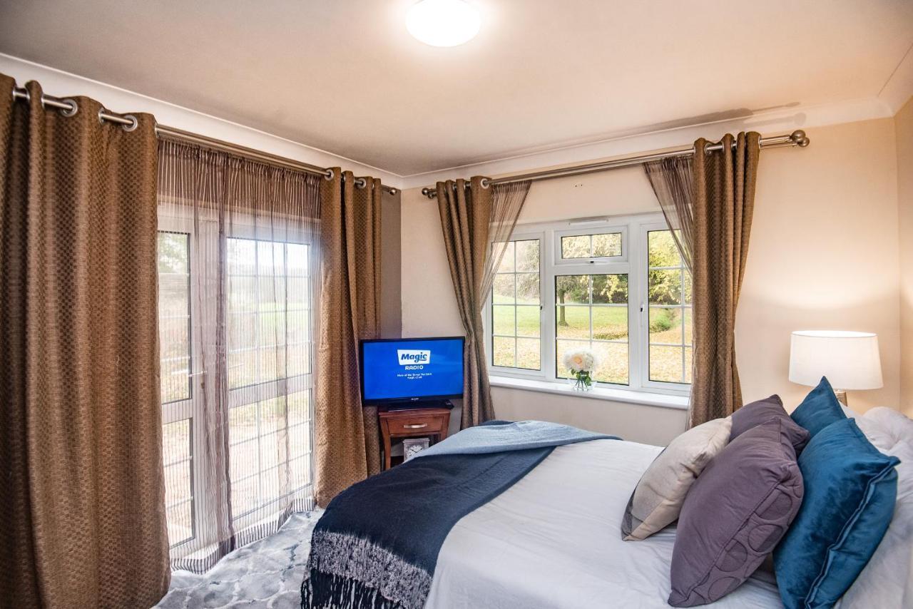 Trivelles Waterhall Country Gatwick Hotel & Airport Parking Crawley  Eksteriør billede