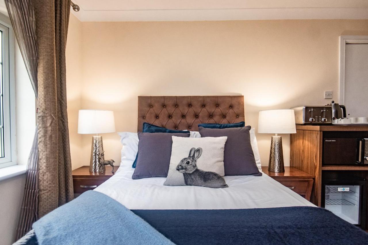 Trivelles Waterhall Country Gatwick Hotel & Airport Parking Crawley  Eksteriør billede